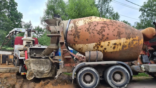 Загрузка бетона B30 в бетононасос